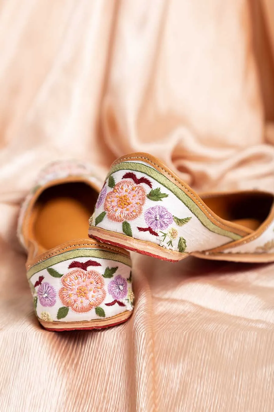 Beige Ehsaas Embroidered Jutti