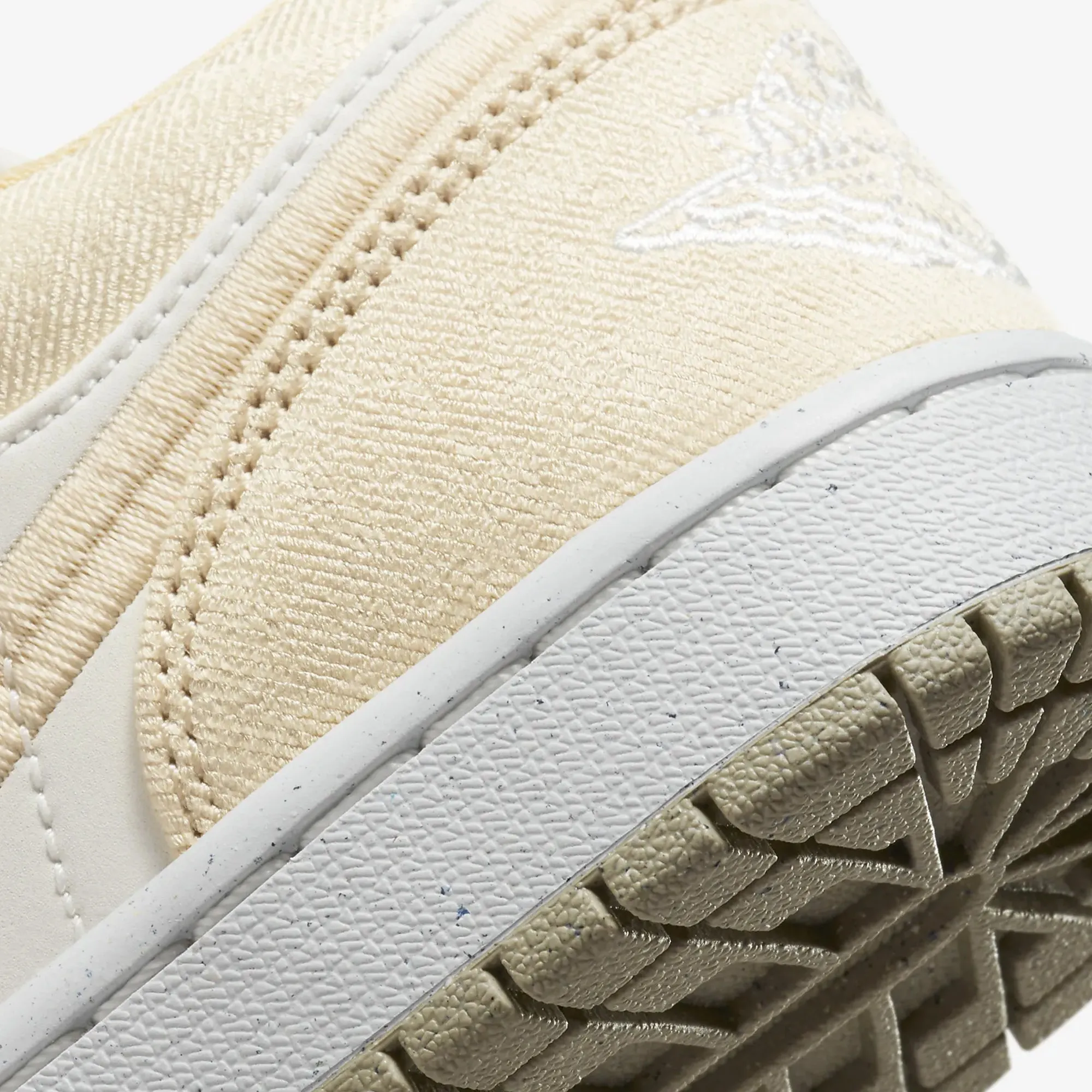 Jordan | WMN'S AIR JORDAN 1 LOW SE  { TEAM GOLD/SAIL