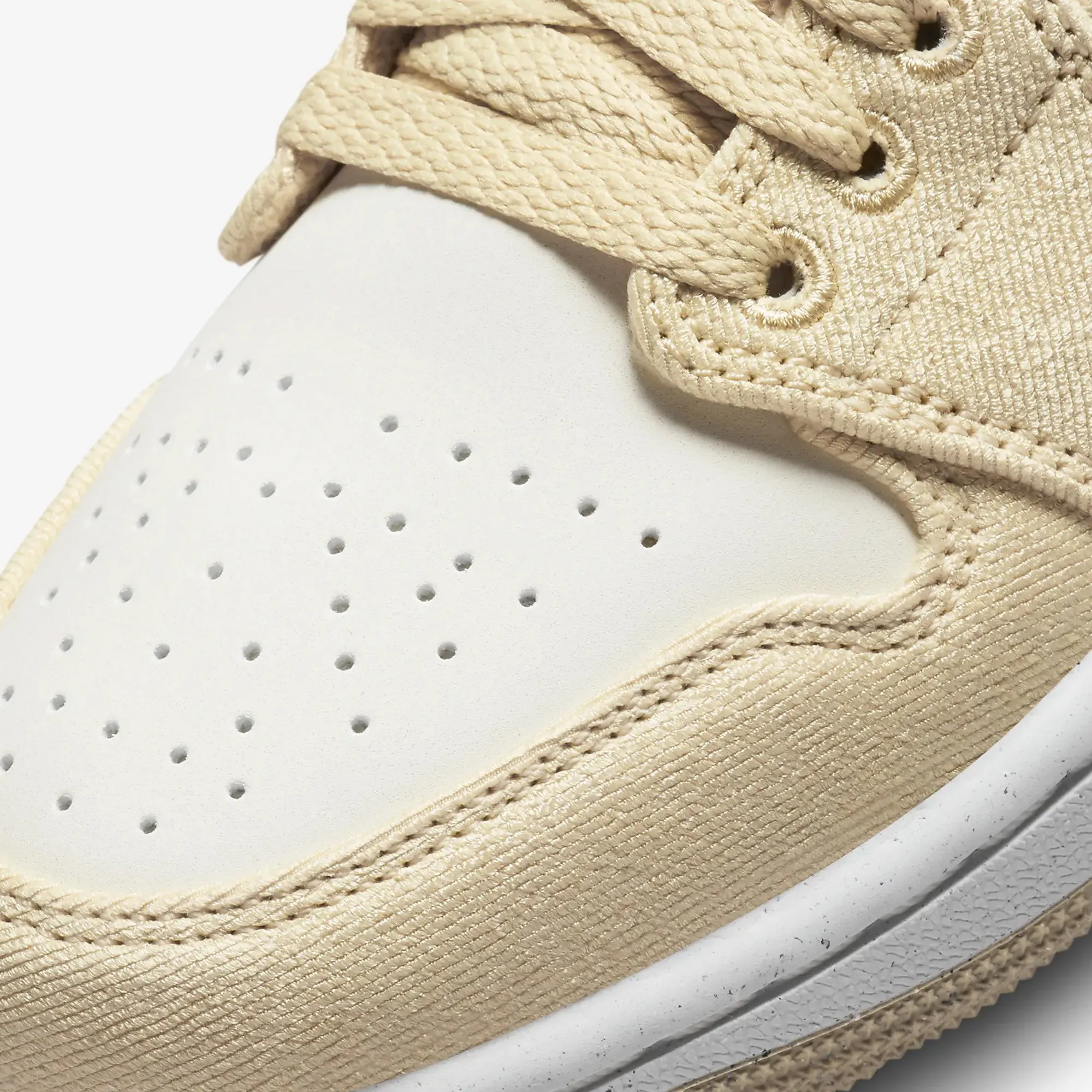 Jordan | WMN'S AIR JORDAN 1 LOW SE  { TEAM GOLD/SAIL