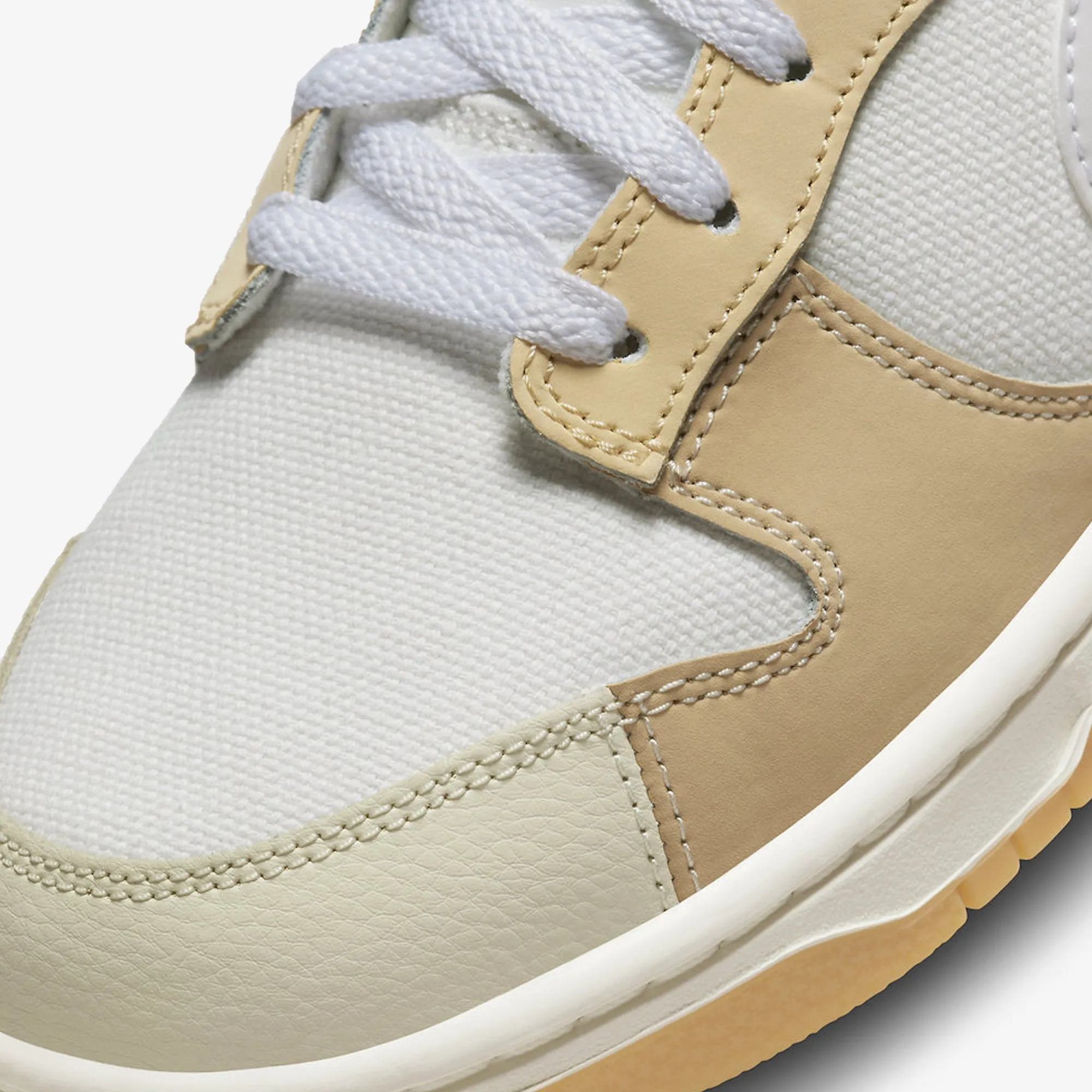 Nike | DUNK LOW SE  { WHITE/SAIL-WHITE-SANDDRIFT